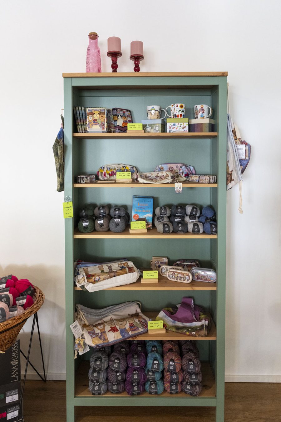Grüner Schrank mit Cashmere-Garnen, Taschen und Accessoires