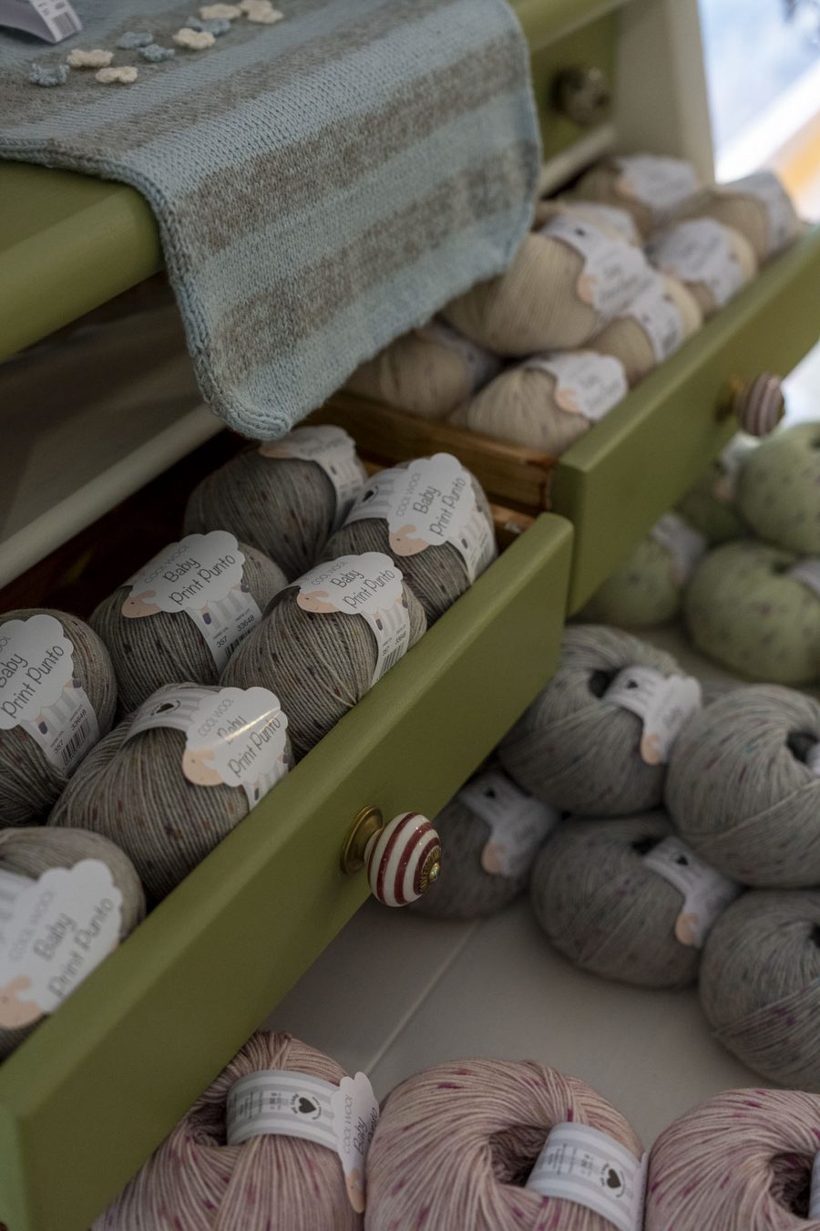 Cool Wool Baby Print Punto Garne in der Schublade