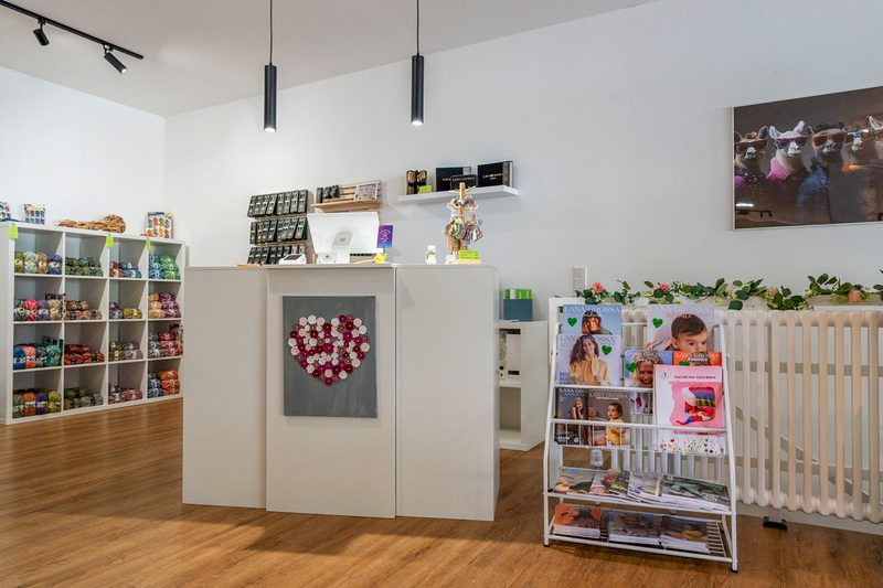 Kasse mit handgemachter Herz-Deko und Lana Grossa Magazinen