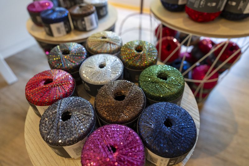 Glitzernde Pailletten-Garne in verschiedenen Farben